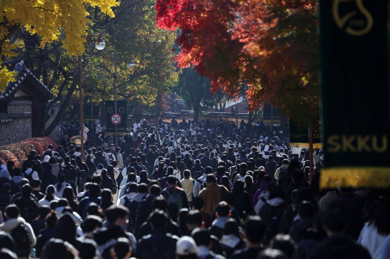 [서울=뉴시스] 홍효식 기자 = 15일 오전 서울 종로구 성균관대학교에서 열린 2026학년도 수시모집 논술시험을 마친 수험생들이 고사장을 나서고 있다. 2025.11.15. yesphoto@newsis.com