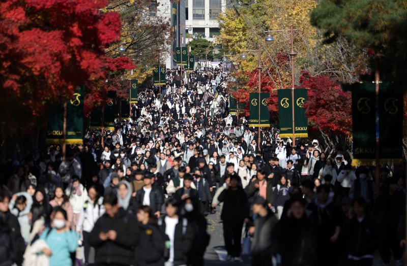 [서울=뉴시스] 홍효식 기자 = 15일 오전 서울 종로구 성균관대학교에서 열린 2026학년도 수시모집 논술시험을 마친 수험생들이 고사장을 나서고 있다. 2025.11.15. yesphoto@newsis.com