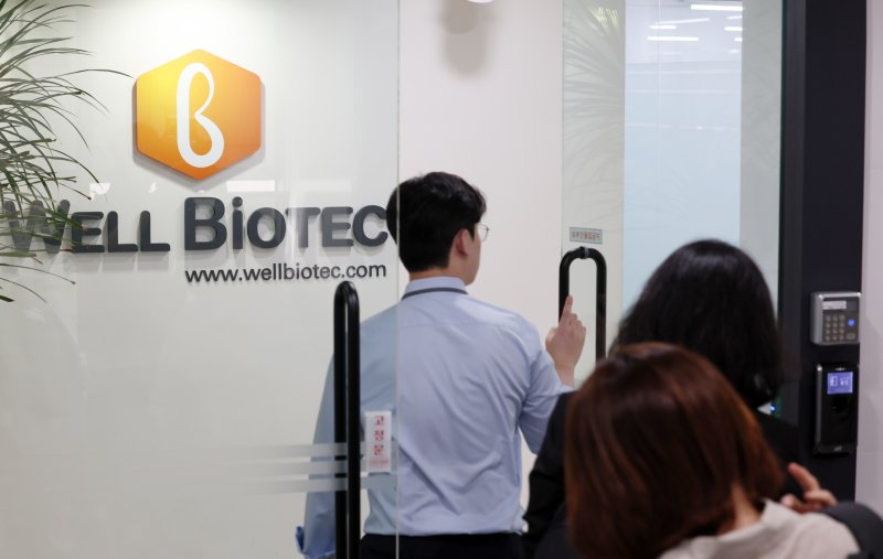 [서울=뉴시스] 조성우 기자 = 김건희 특검이 삼부토건 주가조작 의혹과 관련해 토토 사이트 바카라 등을 압수수색에 나선 가운데 21일 서울 강남구 토토 사이트 바카라 사무실에 관계자가 들어가고 있다. 2025.08.21. xconfind@newsis.com