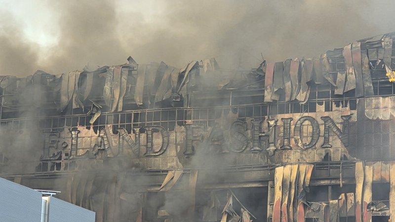 15일 오전 충남 천안 동남구 이랜드패션 안전 바카라사이트센터에서 발생한 안전 바카라사이트로 건물 외벽 자재가 떨어져 나갔다. 소방 당국은 대응 2단계로 격상해 안전 바카라사이트를 진화 중이다. 뉴스1