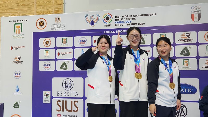 카이로 바카라사이트 목록 바카라사이트 목록대회 25m 여자 소총 단체전에서 금메달을 딴 오예진(왼쪽부터), 양지인, 남다정.(대한바카라사이트 목록연맹 제공)