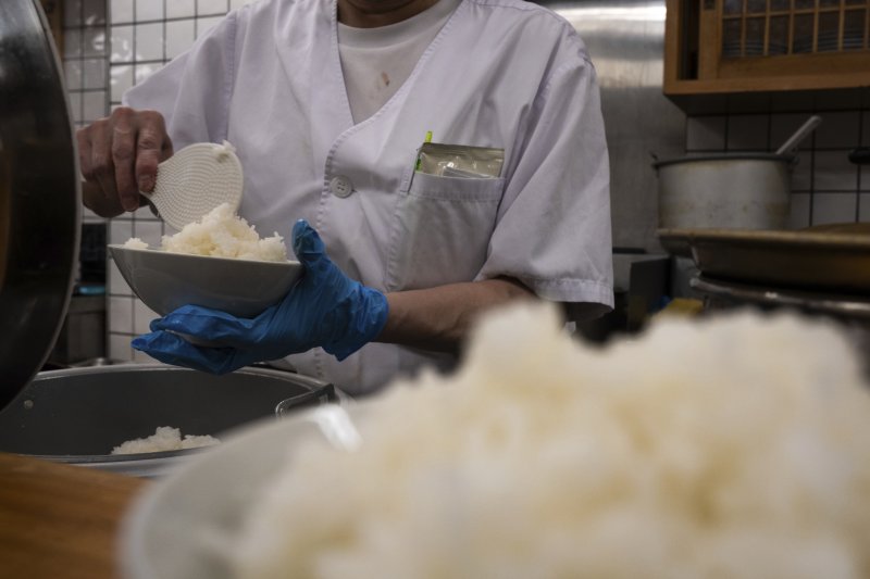 [도쿄=AP/해시 게임 바카라] 해시 게임 바카라 쌀값이 역대 최고치를 경신하며 급등했다고 마이니치신문이 15일 보도했다. 사진은 지난 5월 22일 해시 게임 바카라 도쿄의 한 음식점에서 직원이 그릇에 밥을 담는 모습. 2025.11.15.