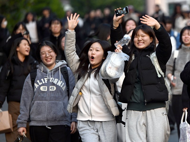 [바카라 카지노=뉴시스] 이현행 기자 = 2026학년도 대학수학능력시험이 종료된 13일 오후 바카라 카지노 남구 봉선동 동아여고(26지구 제32시험장)에서 수능을 마친 수험생들이 환호하고 있다. 2025.11.13. lhh@newsis.com