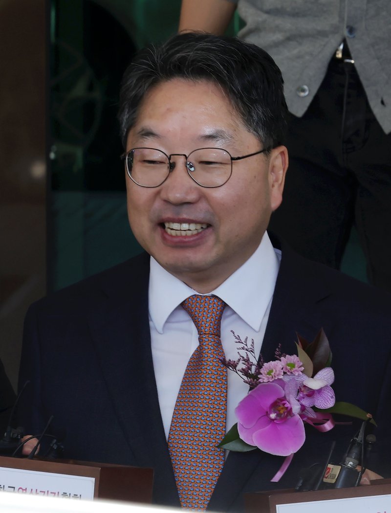 [서울=뉴시스] 홍효식 기자 = 대장동 항소 포기 논란으로 사의를 표명한 노만석 전 검찰총장 직무대행이 14일 서울 서초구 대검찰청을 떠나고 있다. 2025.11.14. yesphoto@newsis.com