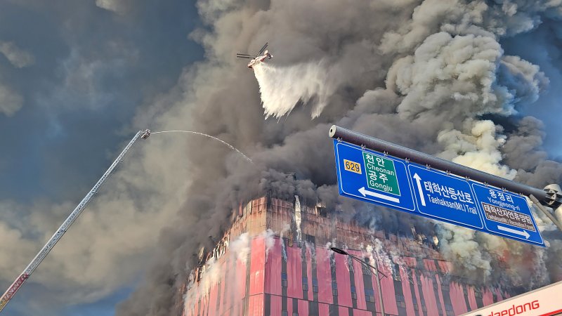 [바카라사이트 소닉=뉴시스] 최영민 기자 = 15일 오전 6시께 충남 바카라사이트 소닉시 동남구 풍세면 용정리에 위치한 이랜드패션물류센터 상층부에서 화재가 발생, 소방헬기와 사다리차가 진화을 위해 물을 뿌리고 있다. 2025.11.15. ymchoi@newsis.com