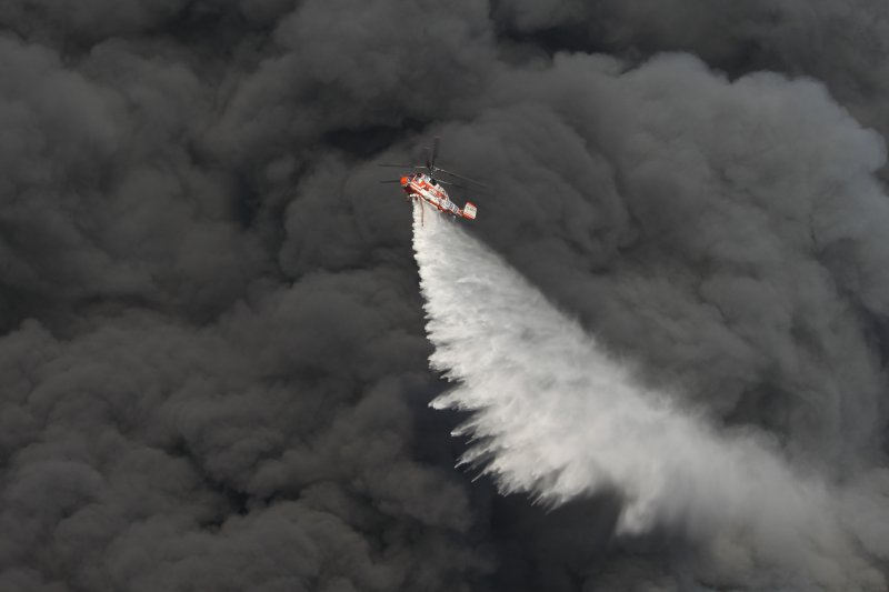 [바카라사이트 소닉=뉴시스] 최영민 기자 = 15일 오전 6시 8분께, 충남 바카라사이트 소닉시 풍세면 이랜드물류센터 현장에서 화재가 발생한 가운데 화재 진압을 위해 소방 헬기가 연신 물을 뿌리고 있다. 2025.11.15 ymchoi@newsis.com