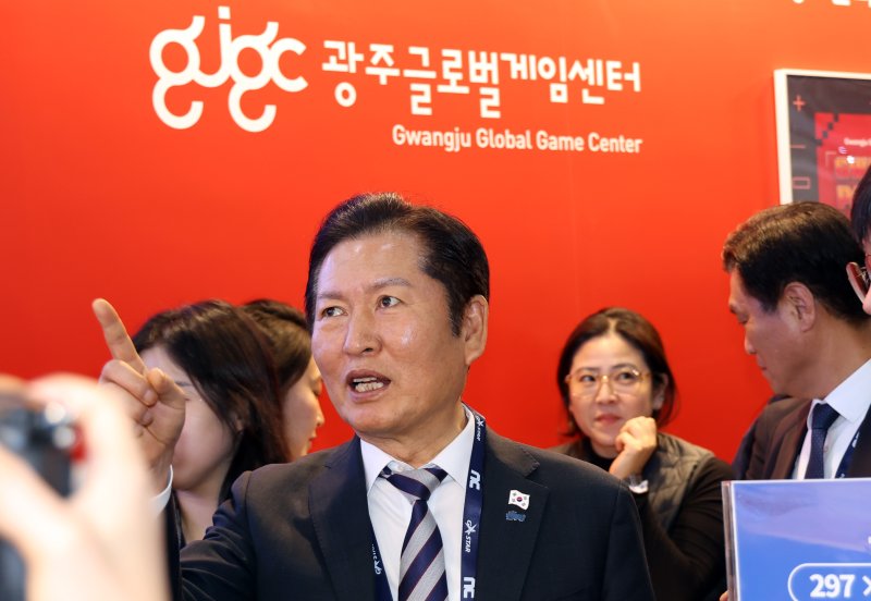 [부산=뉴시스] 하경민 기자 = 바카라사이트 캡틴 더불어민주당 대표가 지난 14일 부산 해운대구 벡스코에서 열린 글로벌 게임전시회 '지스타 2025' 행사장을 방문, 각 게임업체 부스를 둘러보고 있다. 2025.11.14. yulnetphoto@newsis.com