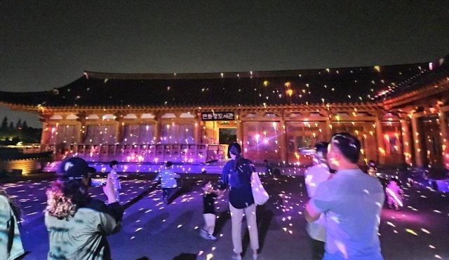 전주덕진에볼루션 바카라사이트 내 위치한 연화정 도서관에서 펼쳐진 미디어파사드 공연.(전주시 제공, 재판매 및 DB 금지)/뉴스1