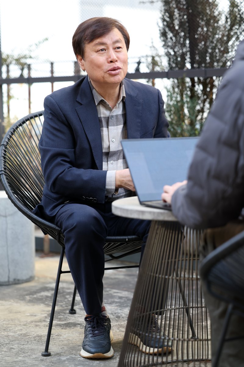 [서울=뉴시스] 박진희 기자 = 도종환 바카라사이트 카지노판이 지난 12일 서울 중구 한 카페에서 인터뷰를 하고 있다. 바카라사이트 카지노판은 최근 시집 '고요로 가야겠다'를 출간했다. 2025.11.15. pak7130@newsis.com