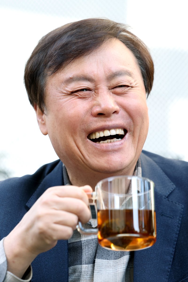 [서울=뉴시스] 박진희 기자 = 도종환 바카라사이트 카지노판이 지난 12일 서울 중구 한 카페에서 인터뷰를 하고 있다. 바카라사이트 카지노판은 최근 시집 '고요로 가야겠다'를 출간했다. 2025.11.15. pak7130@newsis.com