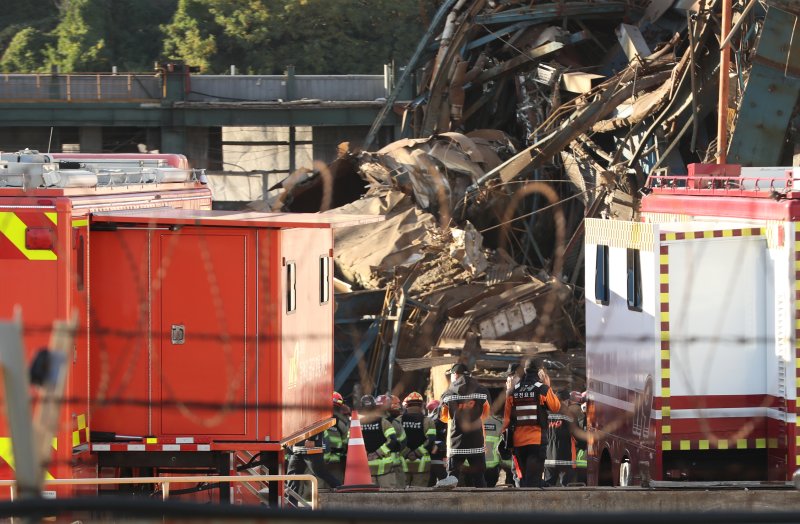 11일 울산 남구 남화동 한국동서발전 울산화력발전소 보일러 인터넷 바카라 붕괴 현장에서 소방대원들이 구조·수색 작업을 하고 있다. 2025.11.11/뉴스1 ⓒ News1 조민주 기자