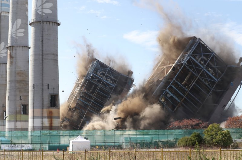11일 낮 12시 한국동서발전 울산화력발전소 사고 현장에서 보일러 인터넷 바카라 4·6호기 발파 해체 작업이 진행되고 있다. 2025.11.11/뉴스1 ⓒ News1 조민주 기자