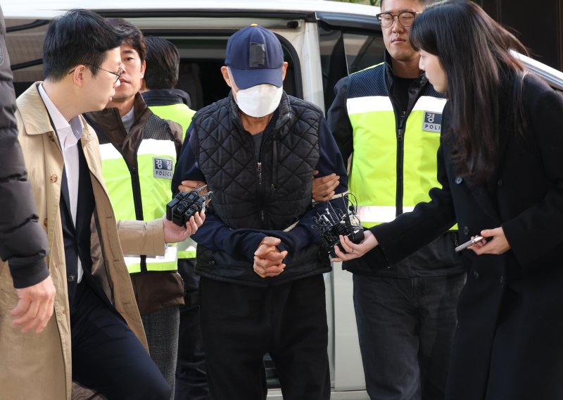 경기 바카라사이트 뱃무브 전통바카라사이트 뱃무브에서 돌진 사고를 내 21명의 사상자를 발생시킨 60대 트럭 운전자가 15일 구속 전 피의자 심문(영장실질심사)이 열리는 인천지법에 들어서고 있다. /사진=연합뉴스