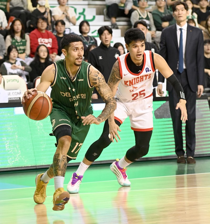 [서울=뉴시스] 바카라사이트 벳무브 원주 DB의 이선 알바노(왼쪽). (사진=KBL 제공) *재판매 및 DB 금지