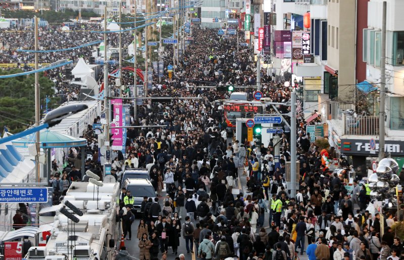15일 오후 해외 바카라 사이트 수영구 광안리해수욕장 일대가 '제20회 부산불꽃축제'를 관람하기 위한 관람객들로 북적이고 있다. 2025.11.15/뉴스1 ⓒ News1 윤일지 기자