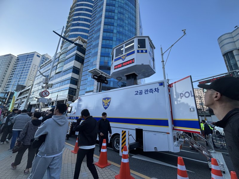 제20회 해외 바카라 사이트가 열리는 15일 오후 부산 수영구 광안리해수욕장 일대에 배치된 고공관측차량.2025.11.15/뉴스1 ⓒ News1 홍윤 기자