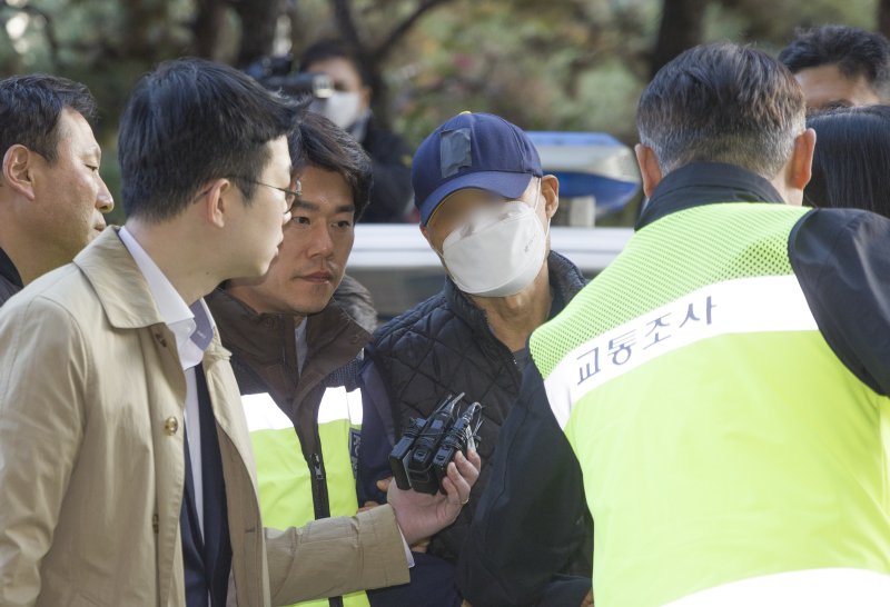 [신규 바카라사이트=뉴시스] 김근수 기자 = 경기 신규 바카라사이트 제일시장에서 트럭 돌진사고를 낸 60대 운전자 A씨가 15일 오후 경기 신규 바카라사이트시 인천지방법원 신규 바카라사이트지원에서 열린 구속 전 피의자 심문(영장실질심사)에 출석하고 있다. 2025.11.15. ks@newsis.com
