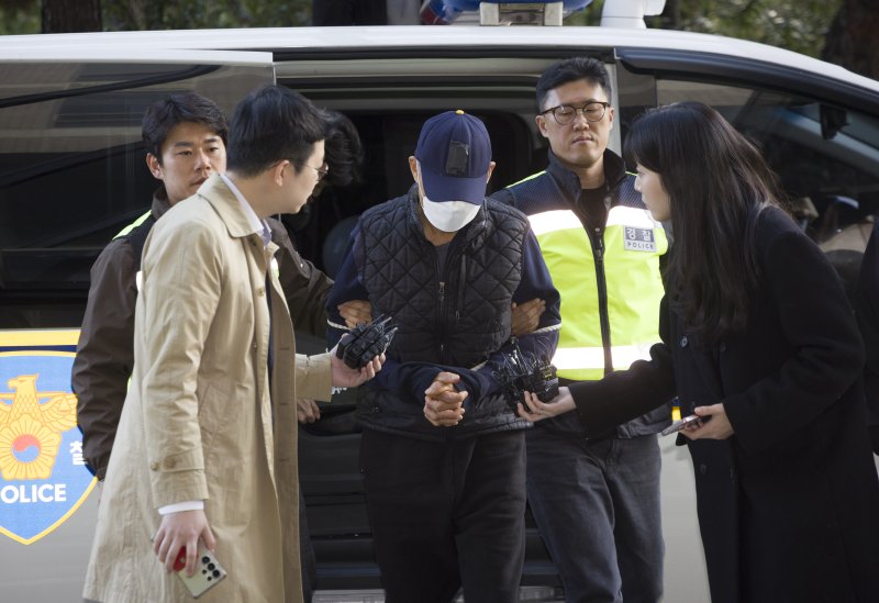 [신규 바카라사이트=뉴시스] 김근수 기자 = 경기 신규 바카라사이트 제일시장에서 트럭 돌진사고를 낸 60대 운전자 A씨가 15일 오후 경기 신규 바카라사이트시 인천지방법원 신규 바카라사이트지원에서 열린 구속 전 피의자 심문(영장실질심사)에 출석하고 있다. 2025.11.15. ks@newsis.com