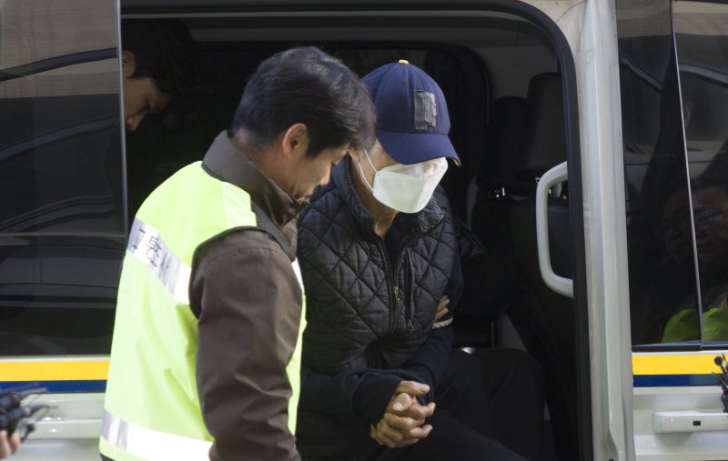 [신규 바카라사이트=뉴시스] 김근수 기자 = 경기 신규 바카라사이트 제일시장에서 트럭 돌진사고를 낸 60대 운전자 A씨가 15일 오후 경기 신규 바카라사이트시 인천지방법원 신규 바카라사이트지원에서 열린 구속 전 피의자 심문(영장실질심사)에 출석하고 있다. 2025.11.15. ks@newsis.com