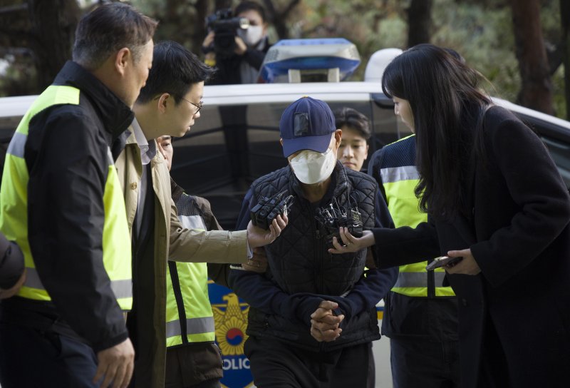 [신규 바카라사이트=뉴시스] 김근수 기자 = 경기 신규 바카라사이트 제일시장에서 트럭 돌진사고를 낸 60대 운전자 A씨가 15일 오후 경기 신규 바카라사이트시 인천지방법원 신규 바카라사이트지원에서 열린 구속 전 피의자 심문(영장실질심사)에 출석하고 있다. 2025.11.15. ks@newsis.com