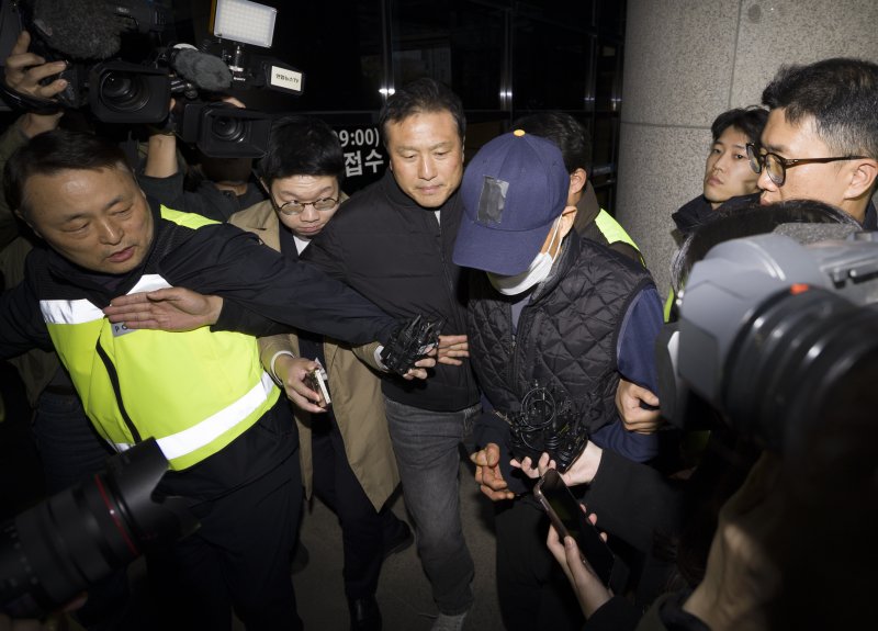 [신규 바카라사이트=뉴시스] 김근수 기자 = 경기 신규 바카라사이트 제일시장에서 트럭 돌진사고를 낸 60대 운전자 A씨가 15일 오후 경기 신규 바카라사이트시 인천지방법원 신규 바카라사이트지원에서 열린 구속 전 피의자 심문(영장실질심사)에 출석하고 있다. 2025.11.15. ks@newsis.com