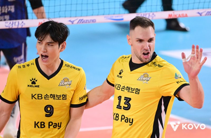 [대전=뉴시스]남자배구 라이트닝 바카라 사이트손해보험 비예나와 임성진. (사진=KOVO 제공)