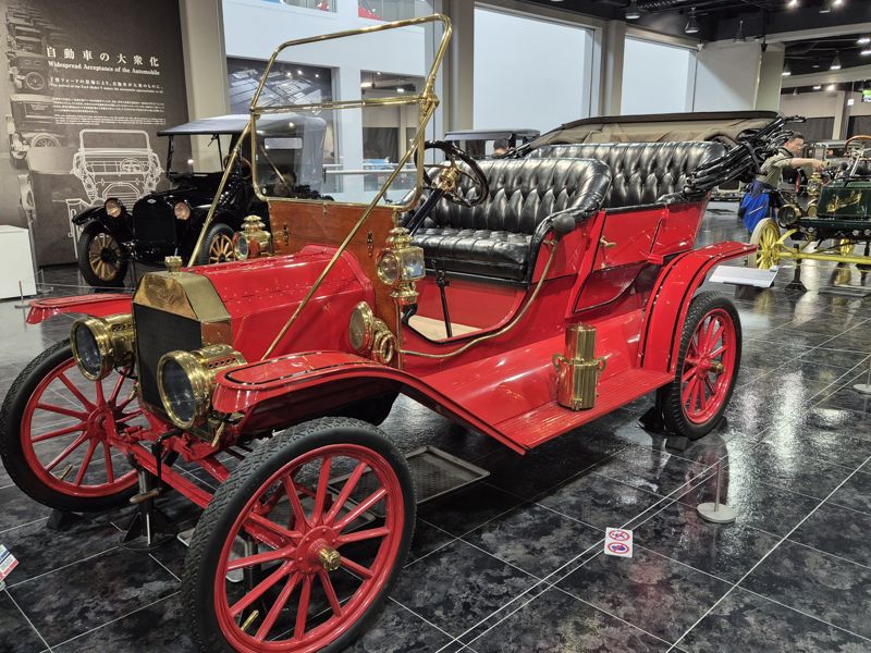 1910년 영국에서 생산된 롤스로이스 실버고스트는 은색이 아닌 빨간색 차였다. 1910년대 롤스로이스 최대의 걸작으로 평가받는 모델이다. 차체 하부에 수리 공구함을 갖추고, 다리를 쭉 뻗어도 남는 뒷좌석 공간은 가죽으로 마감해 최고급 승용차로 손색없는 모습을 보여준다. 네 바퀴와 스페어타이어까지 던롭 타이어를 살펴보는 재미도 크다.나가쿠테(아이치현)=서혜진 특파원