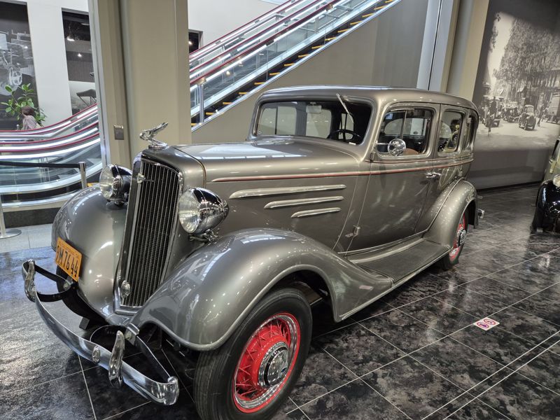 1934년 미국에서 생산된 쉐보레 마스터 시리즈 DA. V형 라디에이터그릴, 많은 크롬 도금 부품, 유선형을 이미지화한 낮은 차체, 전륜-독립현가방식을 채용. 성능이 좋은 직6형엔진은 '도요타 AA' 모델에도 영향을 줬다.나가쿠테(아이치현)=서혜진 특파원