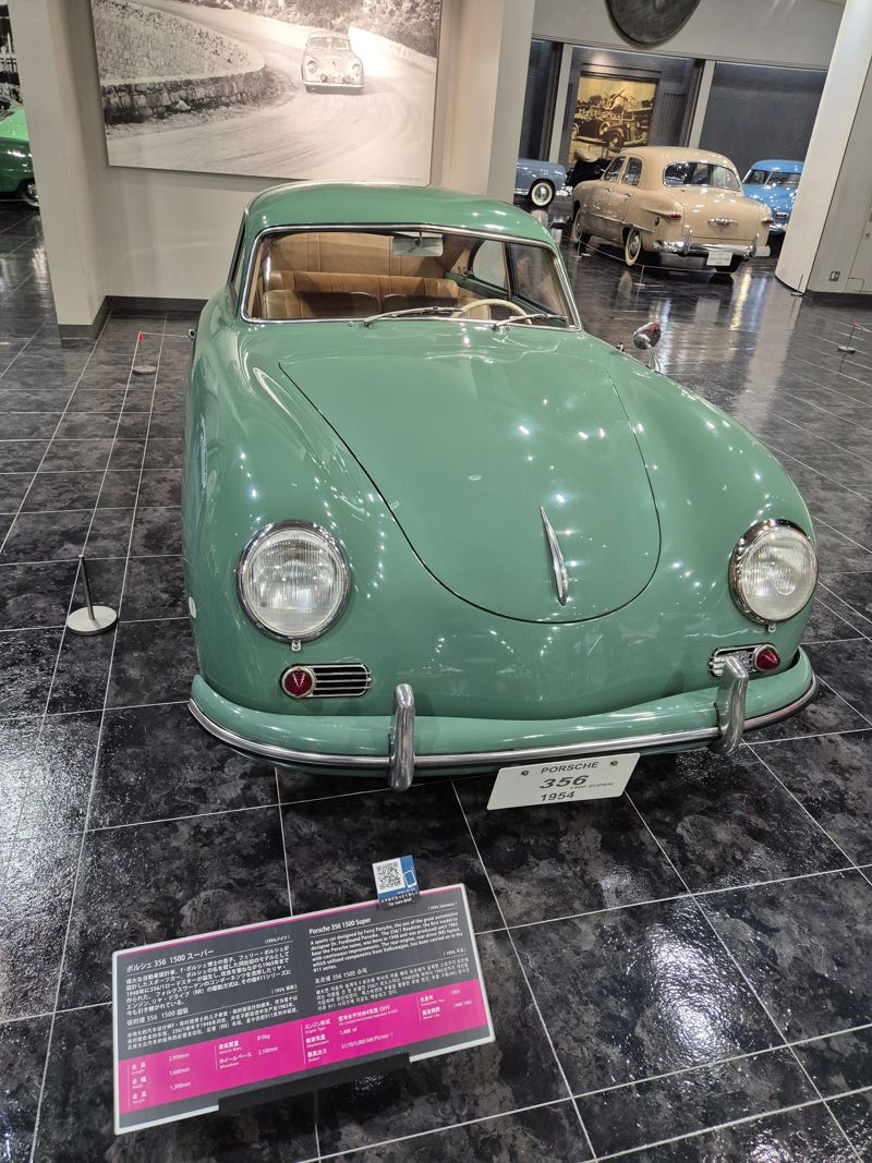 1954년 독일에서 생산된 포르쉐356 1500 슈퍼. 자동차 설계자 F포르쉐 박사의 아들 페리 포르쉐가 설계한 스포츠카. 포르쉐라는 이름을 건 첫 모델인 356/1 로드스터는 1948년에 태어나 1965년까지 개선을 거듭하며 생산됐다. 폭스바겐의 부품을 활용한 후방엔진, 후륜구동(RR) 방식은 이후 911시리즈에 지금도 계승되고 있다. 나가쿠테(아이치현)=서혜진 특파원