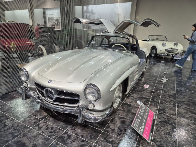 1955년 독일에서 생산된 메르세데스 벤츠 300SL쿠페. 레이싱카를 시판 차화한 차. 강관 스페이스 프레임 구조와 걸 윙 도어를 특징으로 하는 가솔린직분사 엔진의 첫 채용차이기도 하다.나가쿠테(아이치현)=서혜진 특파원