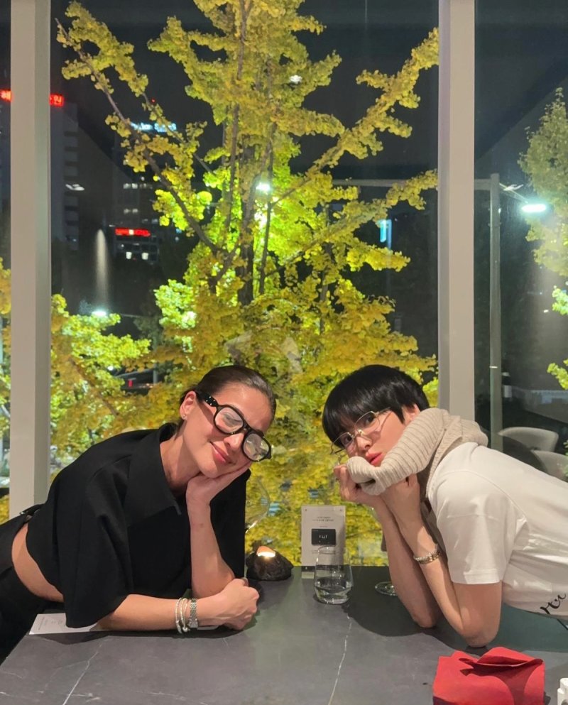 송혜교, 앤 커티스와 만남 인증…쇼트커트도 찰떡 소화 미모 [N샷]