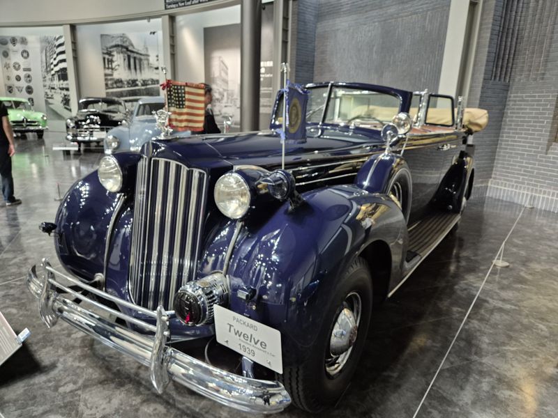 1939년 미국에서 생산된 패커드 트웰브. 우아한 스타일과 신뢰성이 높은 조용한 엔진, 긴 수명을 자랑하는 미국의 명차. 제32대 미국 대통령 루즈벨트의 전용차로 장갑차와 맞먹는 차체와 방탄유리를 장착했다. 나가쿠테(아이치현)=서혜진 특파원