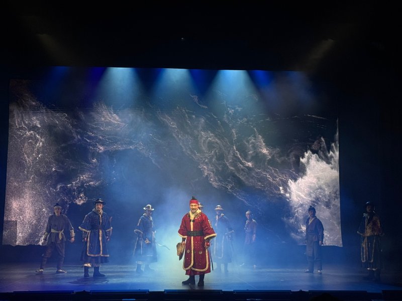 [바카라사이트 카지노사이트=뉴시스] 뮤지컬 성웅의 이순신 등장 장면. (사진=바카라사이트 카지노사이트문화재단 제공) 2025.11.15 photo@newsis.com *재판매 및 DB 금지