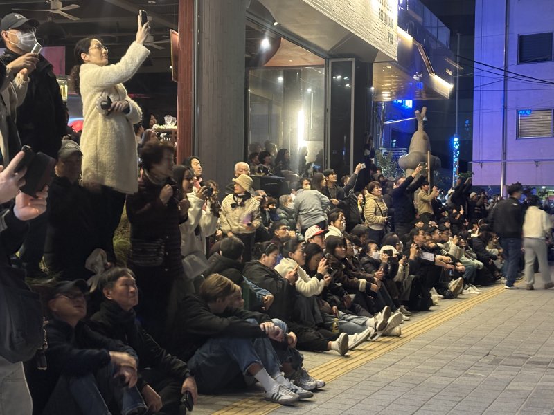 15일 오후 부산 수영구 광안리해수욕장 인근 점포 앞에서 안전한 바카라사이트 산타카지노를 구경하는 시민들 2025.11.15/뉴스1 ⓒ News1 홍윤 기자