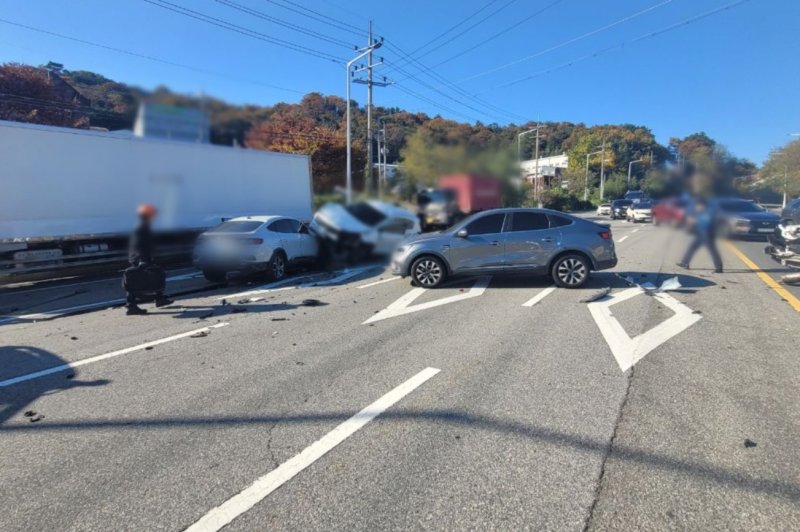 [부산=뉴시스] 15일 오후 부산 기장군의 한 도로에서 4중 추돌바카라사이트 기가가 발생, 1명이 다쳤다. (사진=부산경찰청 제공) 2025.11.15. photo@newsis.com *재판매 및 DB 금지