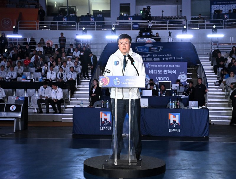 [서울=뉴시스] 신한SOL뱅크 2025~2026시즌 라이브 바카라 H리그 개막식에서 축사를 진행한 김대현 문화체육관광부 제2차관. (사진=한국라이브 바카라연맹 제공) *재판매 및 DB 금지