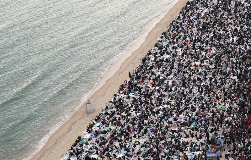 [바카라사이트 홍보 승리바카라=바카라사이트 홍보 승리바카라] 하경민 기자 = '제20회 부산불꽃축제'가 열린 15일 부산 수영구 광안리해수욕장 백사장에 관람객들이 몰려 발 디딜 틈 없이 붐비고 있다. 2025.11.15. yulnetphoto@newsis.com
