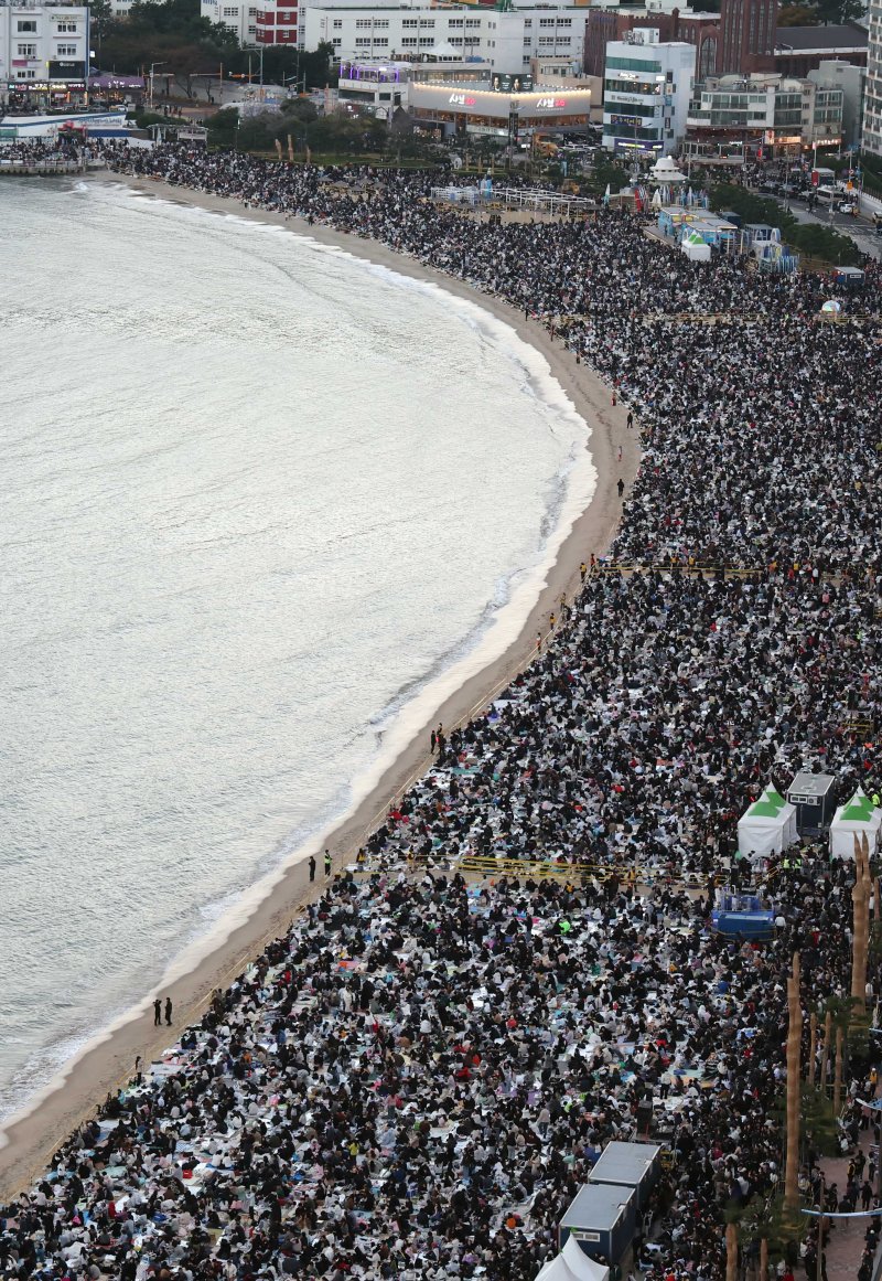 [바카라사이트 홍보 승리바카라=바카라사이트 홍보 승리바카라] 하경민 기자 = '제20회 부산불꽃축제'가 열린 15일 부산 수영구 광안리해수욕장 백사장에 관람객들이 몰려 발 디딜 틈 없이 붐비고 있다. 2025.11.15. yulnetphoto@newsis.com