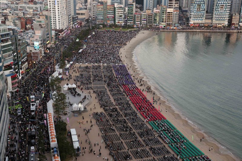 [바카라사이트 홍보 승리바카라=바카라사이트 홍보 승리바카라] 하경민 기자 = '제20회 부산불꽃축제'가 열린 15일 부산 수영구 광안리해수욕장 백사장에 관람객들이 몰려 발 디딜 틈 없이 붐비고 있다. 2025.11.15. yulnetphoto@newsis.com