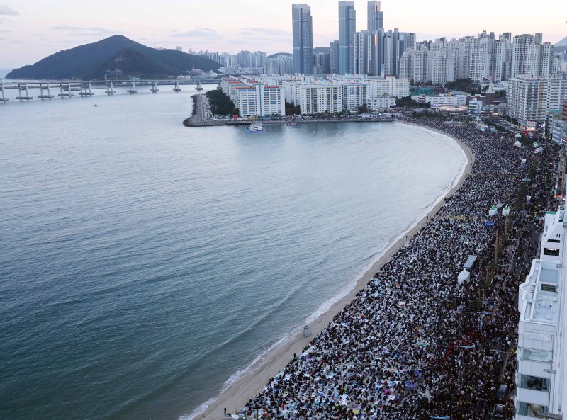 [바카라사이트 홍보 승리바카라=바카라사이트 홍보 승리바카라] 하경민 기자 = '제20회 부산불꽃축제'가 열린 15일 부산 수영구 광안리해수욕장 백사장에 관람객들이 몰려 발 디딜 틈 없이 붐비고 있다. 2025.11.15. yulnetphoto@newsis.com