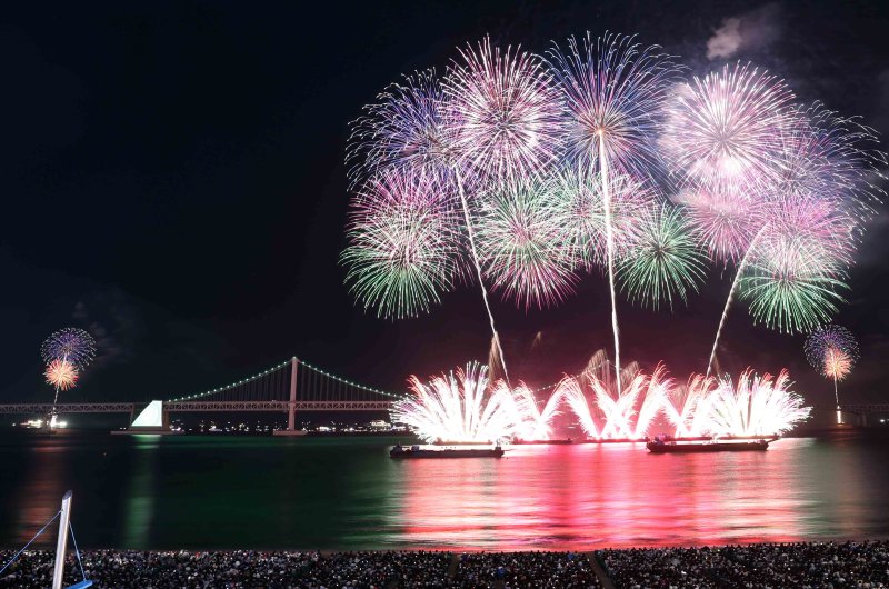 [바카라사이트 홍보 승리바카라=바카라사이트 홍보 승리바카라] 하경민 기자 = '제20회 부산불꽃축제'가 열린 15일 부산 수영구 광안리해수욕장 일대에서 광안대교를 배경으로 화려한 불꽃쇼가 펼쳐지고 있다. 2025.11.15. yulnetphoto@newsis.com