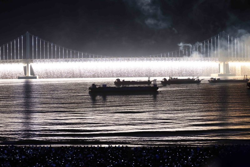 [바카라사이트 홍보 승리바카라=바카라사이트 홍보 승리바카라] 하경민 기자 = '제20회 부산불꽃축제'가 열린 15일 부산 수영구 광안리해수욕장 일대에서 광안대교를 배경으로 화려한 불꽃쇼가 펼쳐지고 있다. 2025.11.15. yulnetphoto@newsis.com