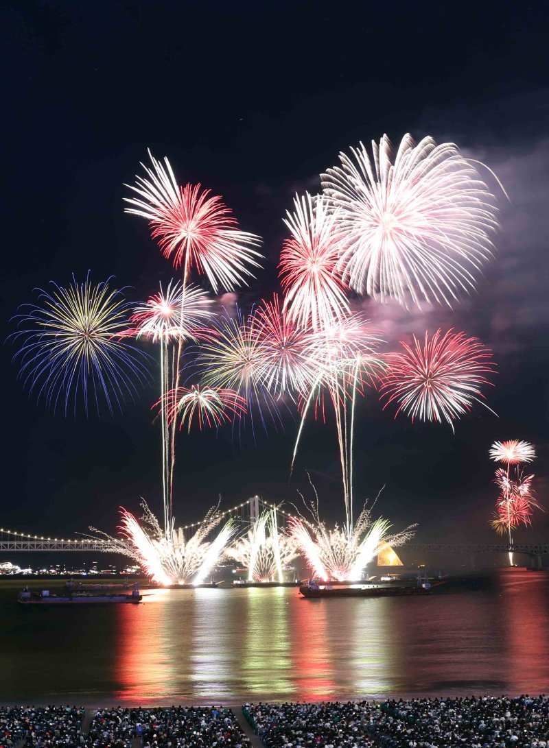 [바카라사이트 홍보 승리바카라=바카라사이트 홍보 승리바카라] 하경민 기자 = '제20회 부산불꽃축제'가 열린 15일 부산 수영구 광안리해수욕장 일대에서 광안대교를 배경으로 화려한 불꽃쇼가 펼쳐지고 있다. 2025.11.15. yulnetphoto@newsis.com