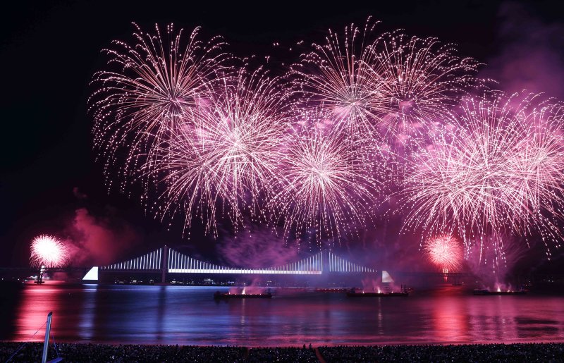 [바카라사이트 홍보 승리바카라=바카라사이트 홍보 승리바카라] 하경민 기자 = '제20회 부산불꽃축제'가 열린 15일 부산 수영구 광안리해수욕장 일대에서 광안대교를 배경으로 화려한 불꽃쇼가 펼쳐지고 있다. 2025.11.15. yulnetphoto@newsis.com