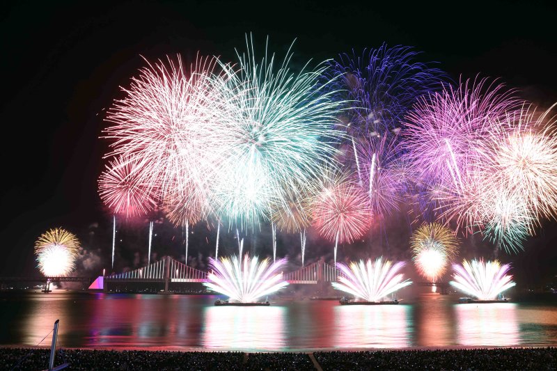 [바카라사이트 윈윈=뉴시스] 하경민 기자 = '제20회 부산불꽃축제'가 열린 15일 부산 수영구 광안리해수욕장 일대에서 광안대교를 배경으로 화려한 불꽃쇼가 펼쳐지고 있다. 2025.11.15. yulnetphoto@newsis.com