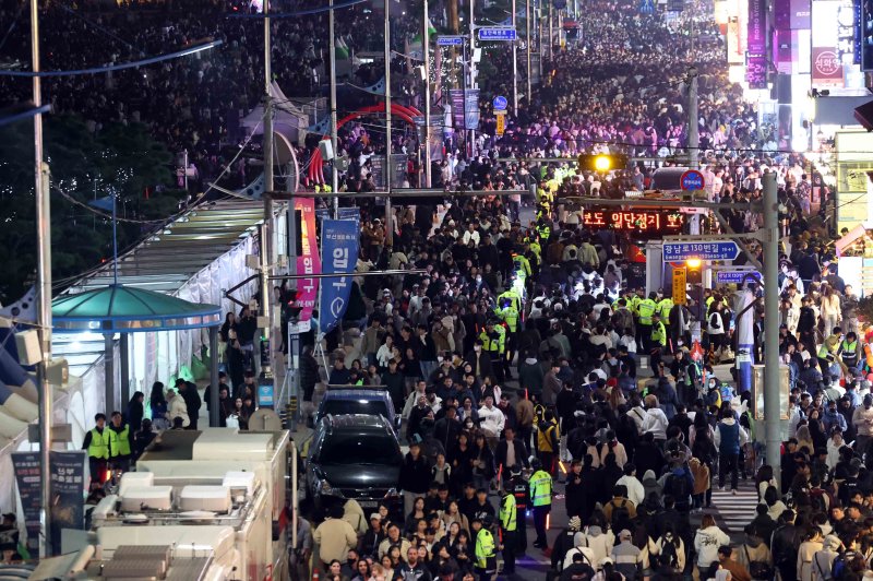 [바카라사이트 윈윈=뉴시스] 하경민 기자 = '제20회 부산불꽃축제'가 열린 15일 부산 수영구 광안리해수욕장 도로에서 관람객들이 귀가하고 있다. 2025.11.15. yulnetphoto@newsis.com