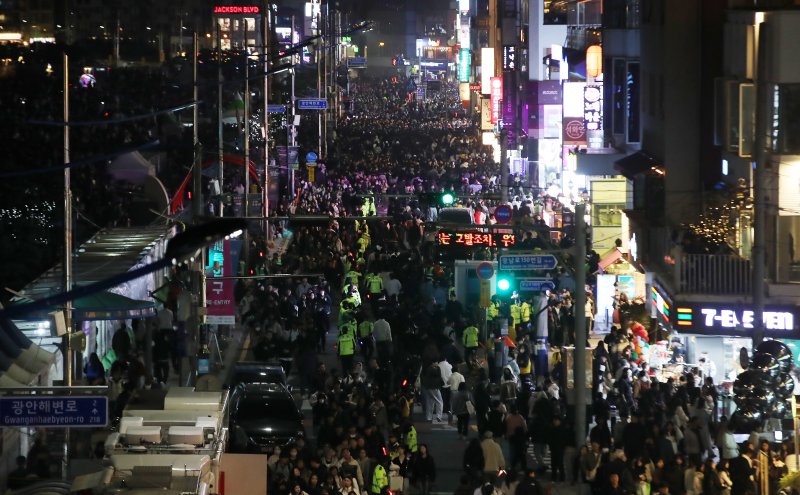 15일 오후 라이브 바카라사이트 수영구 광안리해수욕장 일대에서 열린 '제20회 부산불꽃축제' 관람을 마친 관람객들이 경찰 통제 속에 귀가하고 있다. 2025.11.15/뉴스1 ⓒ News1 윤일지 기자