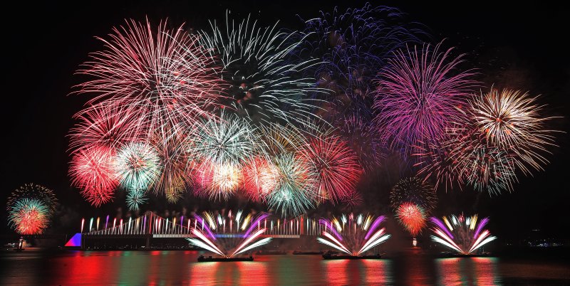 15일 오후 라이브 바카라사이트 수영구 광안리해수욕장 일대에서 열린 '제20회 부산불꽃축제'에서 화려한 불꽃이 부산 밤바다를 수놓고 있다. 2025.11.15/뉴스1 ⓒ News1 윤일지 기자