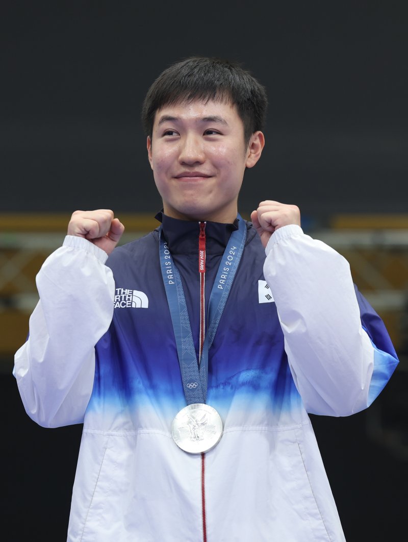 [샤토루=신화/뉴시스]조영재(국군체육부대)가 5일(한국시각) 프랑스 샤토루 슈팅센터에서 열린 2024 파리 올림픽 사격 25m 속사권총에서 은메달을 수확, 시상대에 올랐다. 2024.08.05.