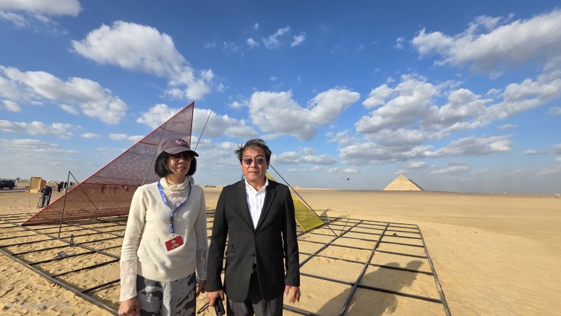 [사진=박현주 미술전문기자] 에볼루션 바카라 사이트 작가와 에볼루션 바카라 사이트 큐레이터가 작품설명을 하고 있다. *재판매 및 DB 금지